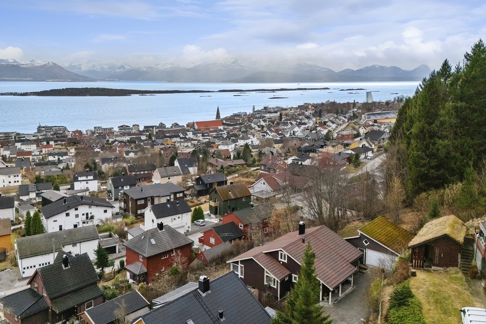 Eiendommen har en usjenert og flott beliggenhet innerst i Farstadbakken, i et veletablert og trygt boligområde med en fantastisk utsikt over Molde, fjorden og fjellpanoramaet. Galleribilde
