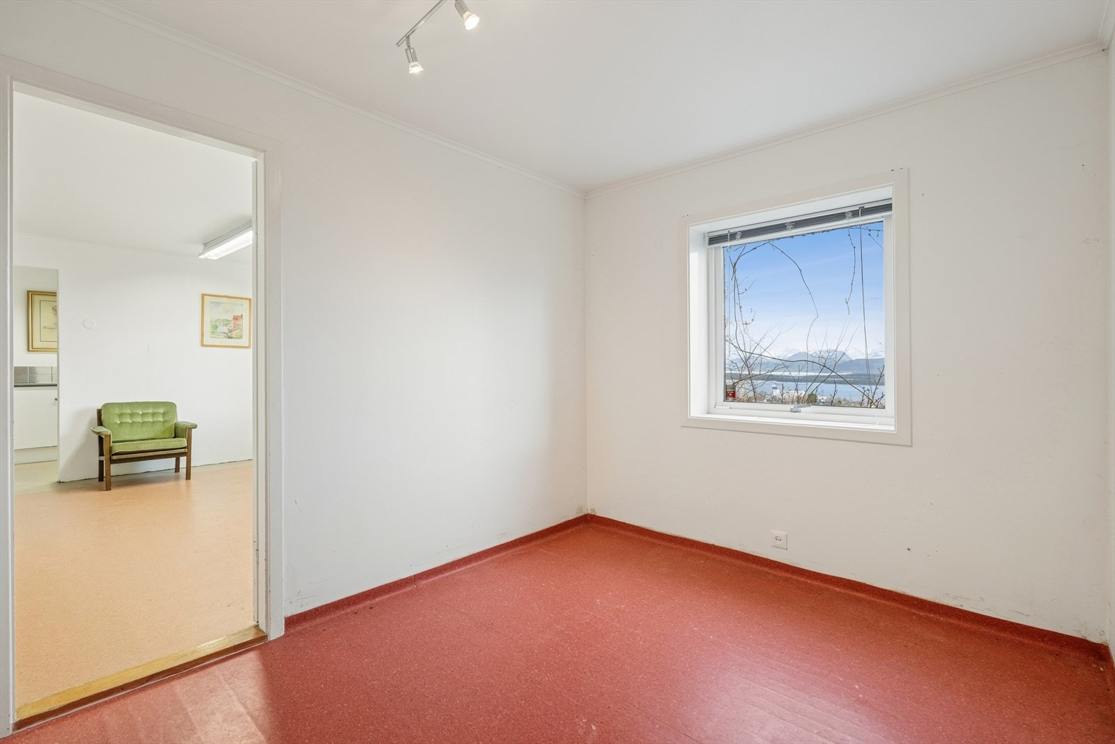 Lyst soverom i boligens underetasjen med flott utsikt og god plass til både seng og oppbevaring. Galleribilde