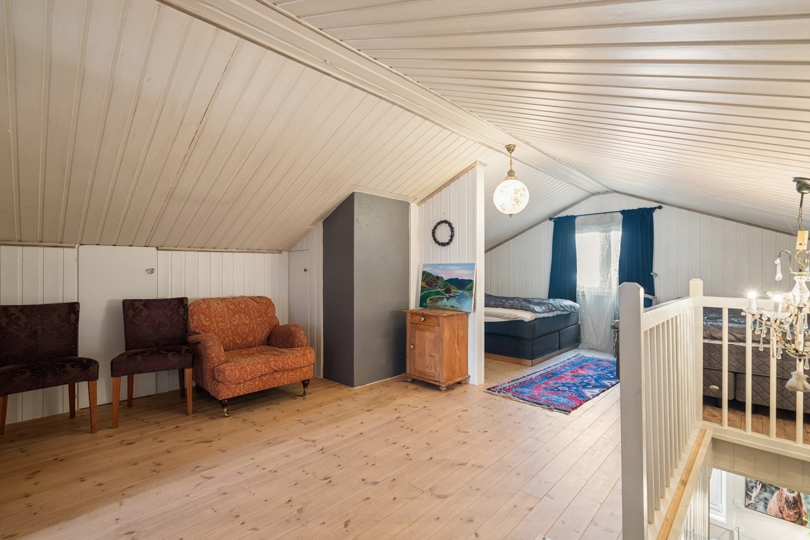 Deler av loftet er innredet som en koselig loftstue (opprinnelig ikke byggemeldt som loftstue, mangler byggetegninger.) Galleribilde