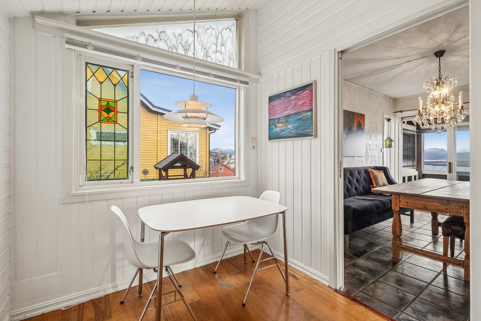 Ved vinduet finner du en koselig plass med rom for et lite kjøkkenbord - perfekt for morgenkaffen eller en stille stund. Galleribilde