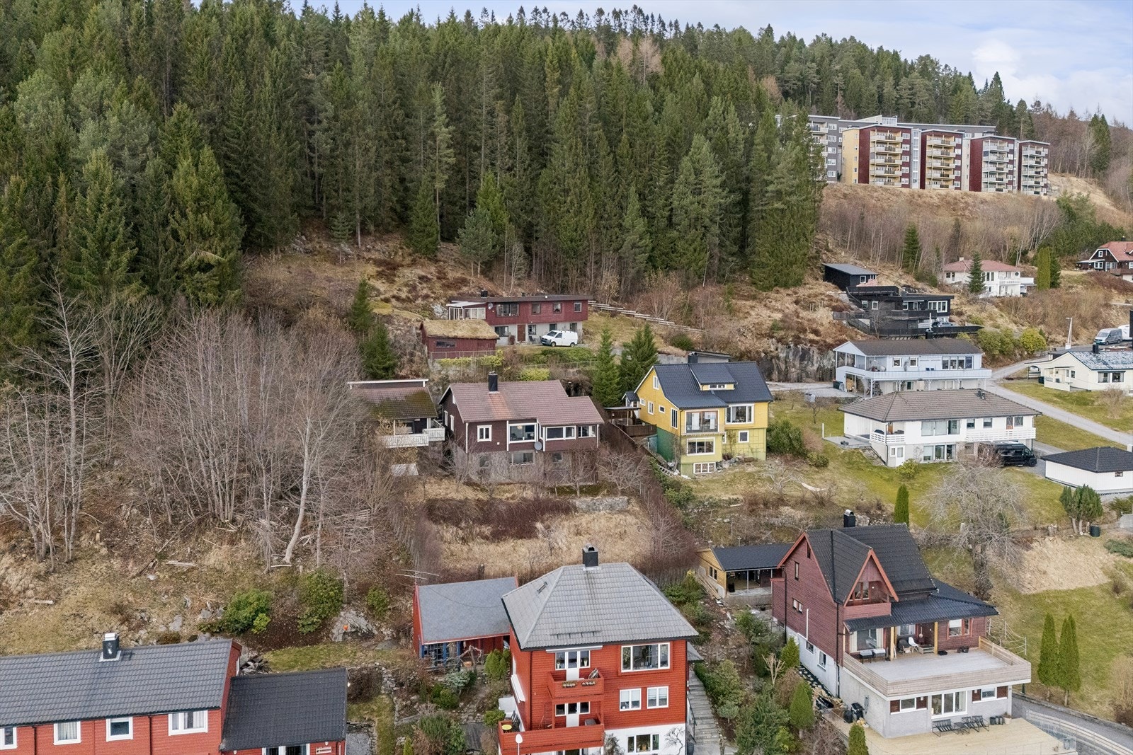 Hverdagen er enkel og praktisk med korte avstander til det meste. For barnefamilier er det spesielt gunstig med flere skoler og barnehager i nærheten. Galleribilde