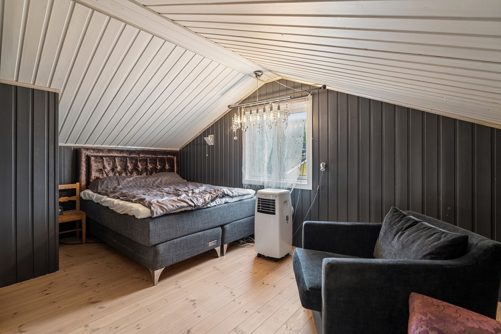 I dag er loftet innredet som et romslig soverom og loftstue, men er ikke opprinnelig byggemeldt som det, da det ikke foreligger byggetegninger på loftet. Galleribilde