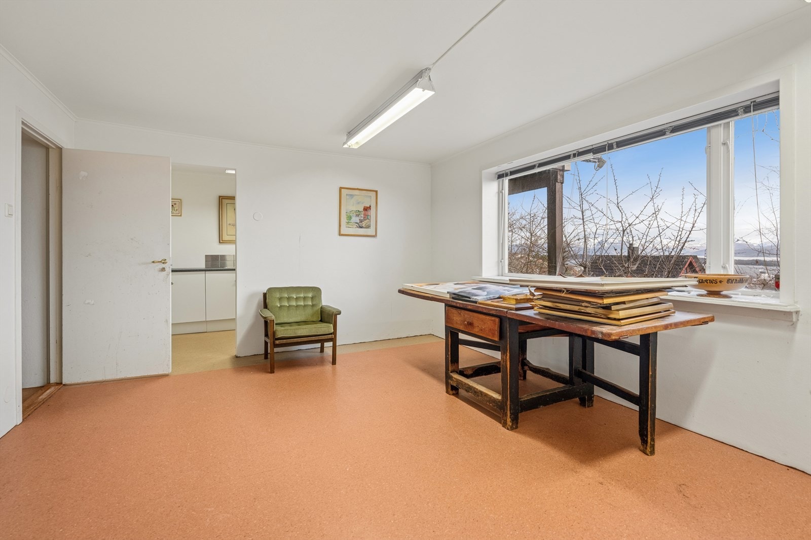 Lys og romslig stue i underetasjen, med generøst lysinnslipp og god plass til både sofa- og TV-sone. Galleribilde