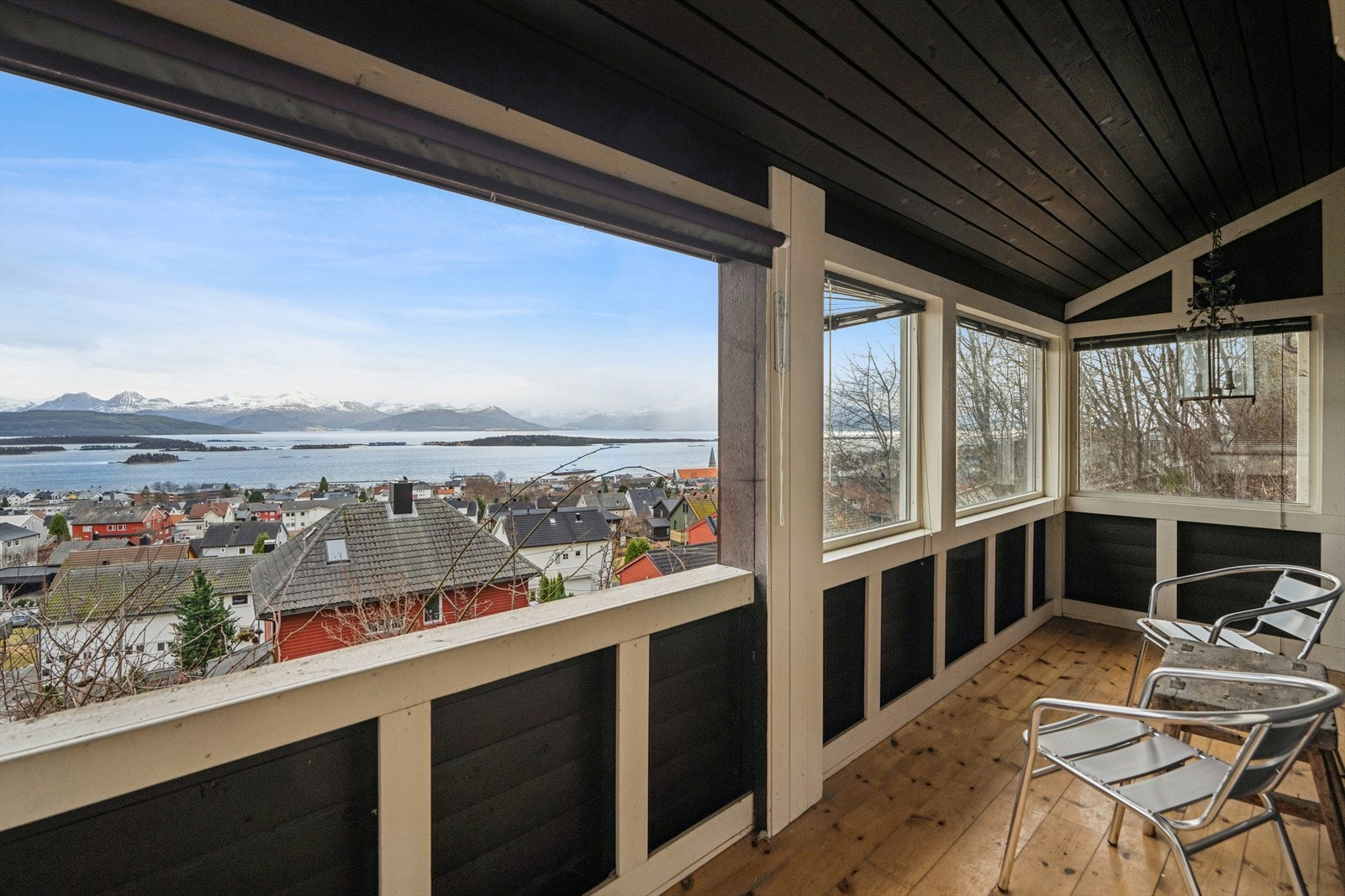 Meget hyggelig balkong på ca. 6 m² med en fantastisk utsikt, her er det god plass til noen gode stoler og et lite bord. Galleribilde