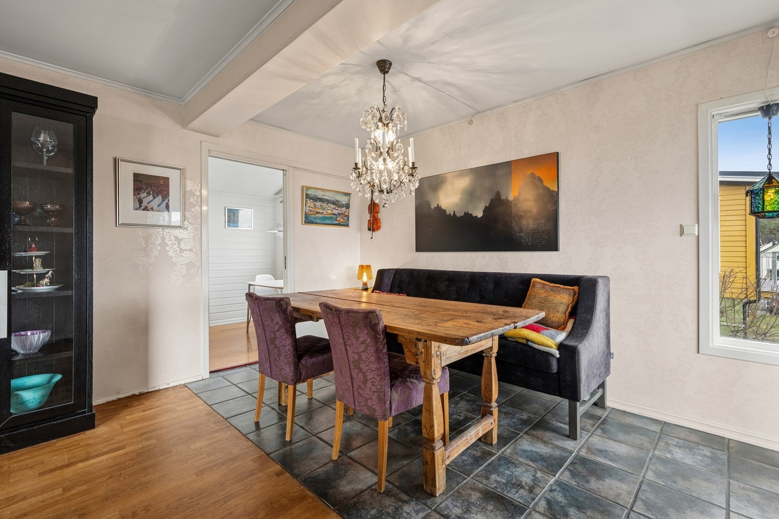 God plass til et romslig spisebord, her kan familie og venner samles. Galleribilde