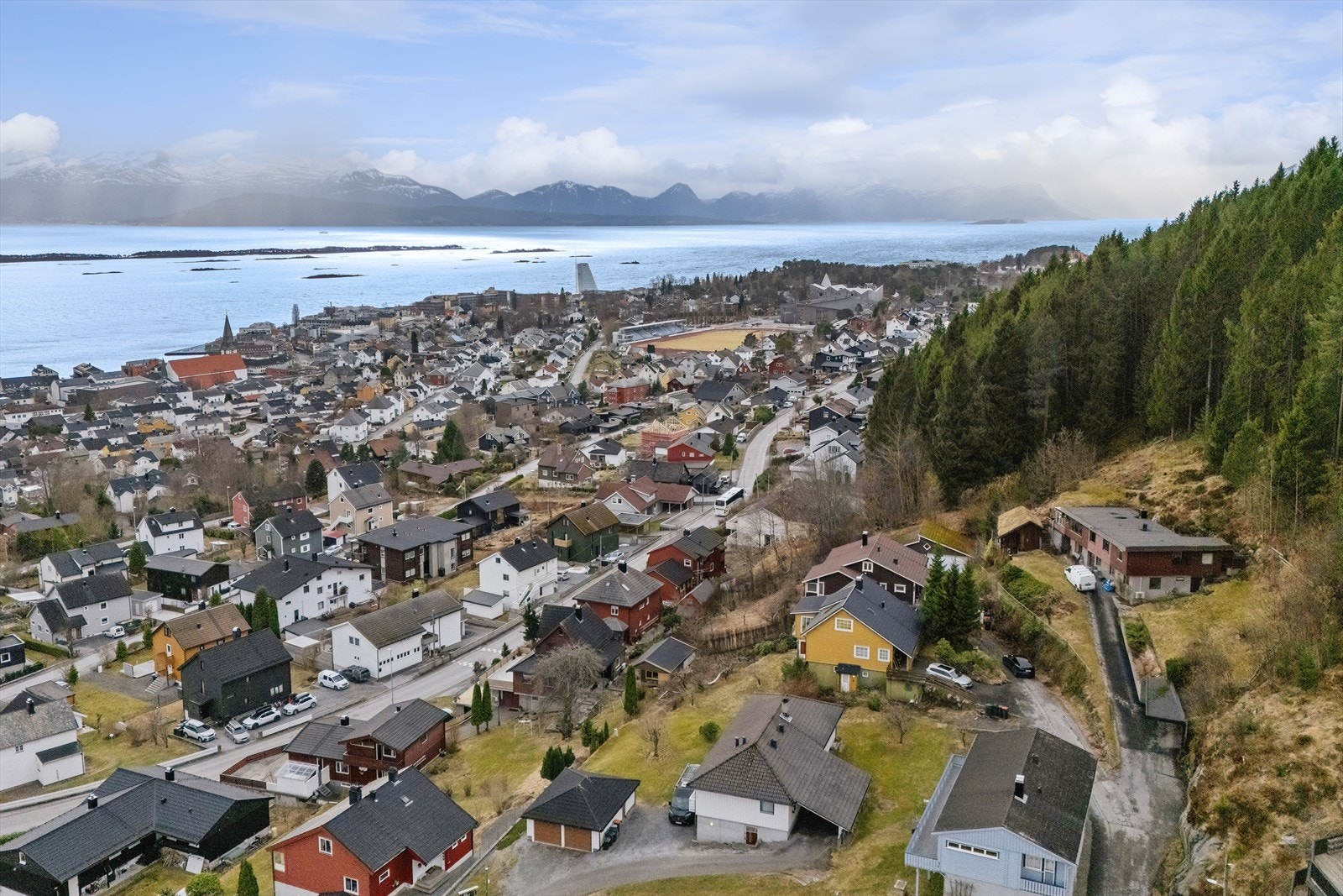 En selveiertomt som byr på panoramautsikt over Molde, fjorden og det mektige fjellandskapet. Her bor du høyt og fritt, med naturens beste utsyn som en del av hverdagen. Galleribilde