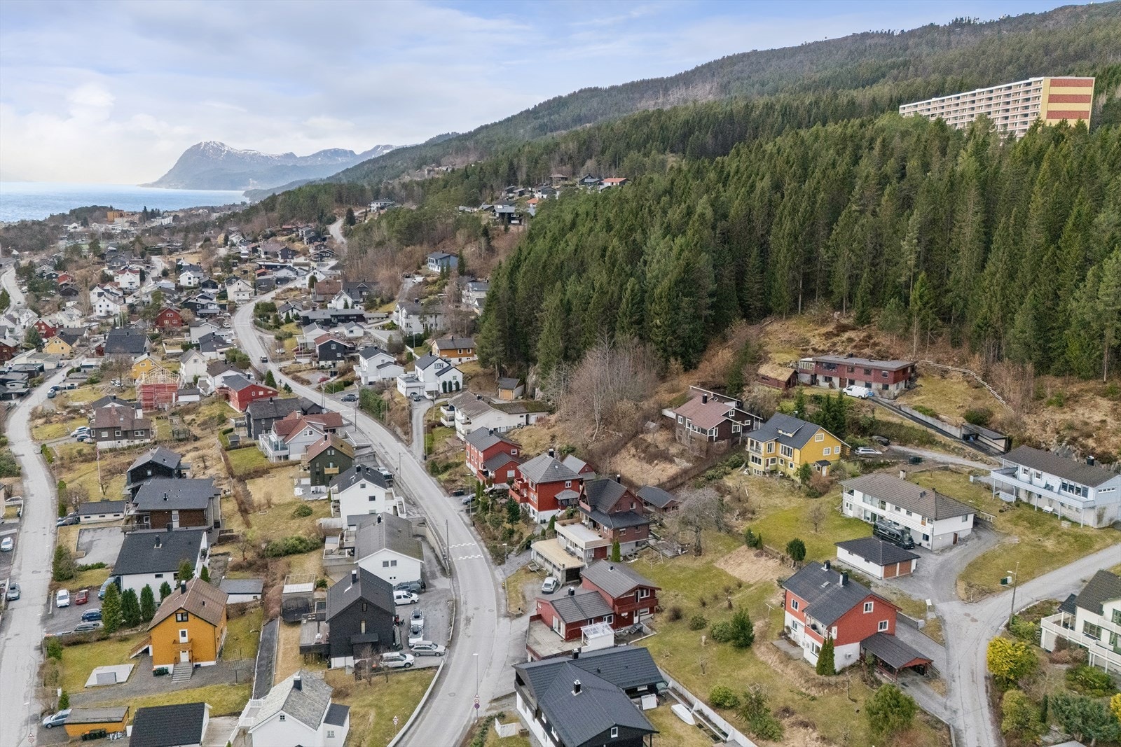 For den aktive er det mange muligheter rett utenfor døren. Fra eiendommen er det kort vei til fine turområder ved Hatlelihaugen, og idrettsanlegg som Dalen og Hatlelia ballplass er bare noen minutter unna med bil. Galleribilde