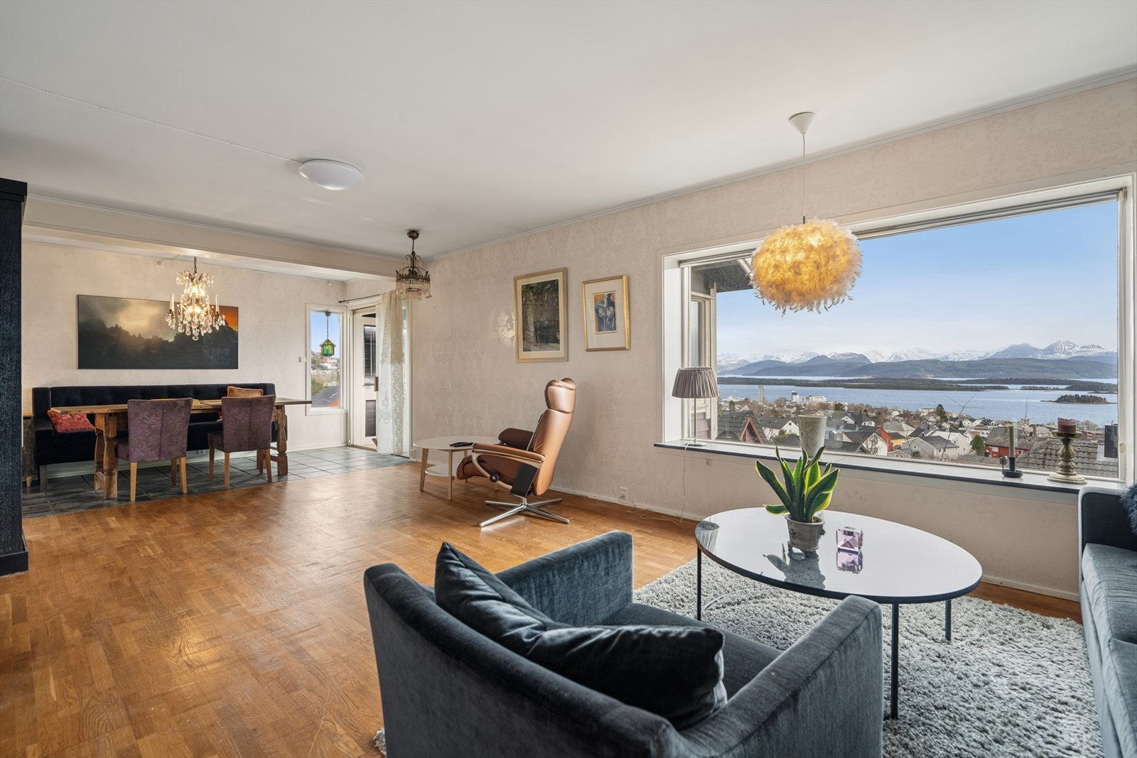 Stue er boligens naturlige, sosiale samlingspunkt. Her får du et stort og luftig rom med panoramautsikt. Galleribilde