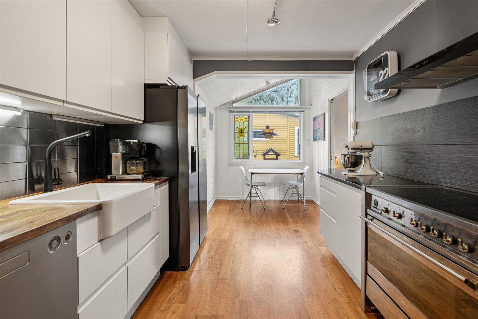 Kjøkkenet byr på svært god benkeplass, kombinert med rikelig og praktisk oppbevaringsplass i skuffer og skap. Galleribilde