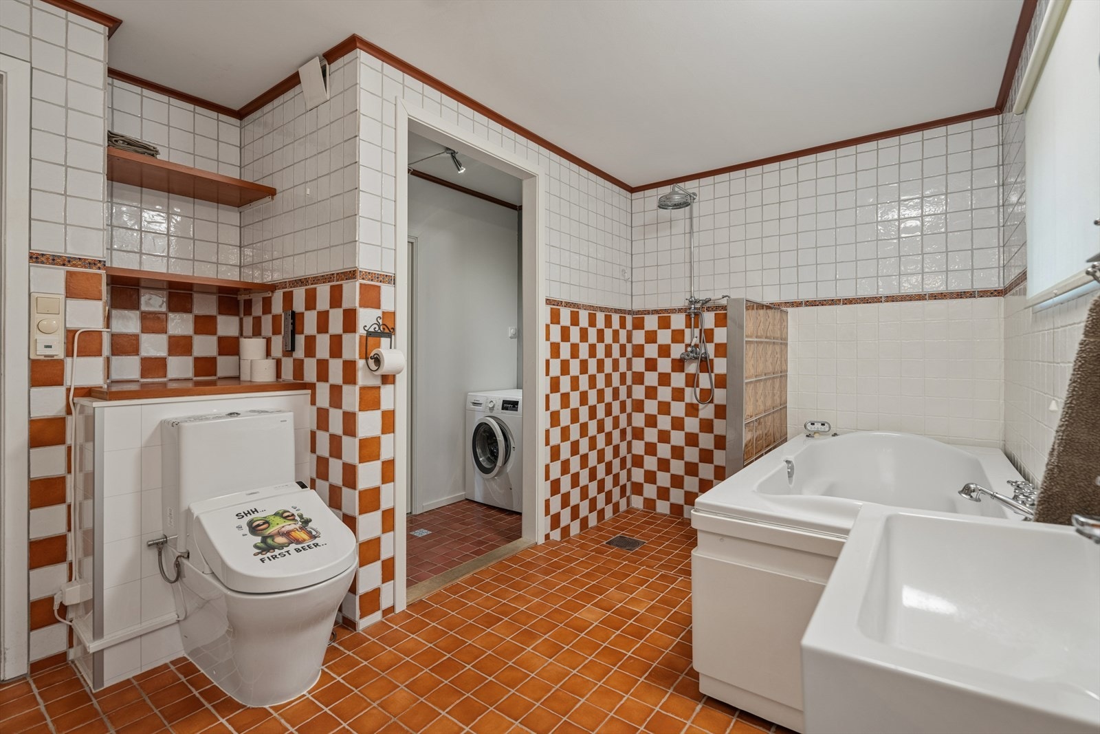 Romslig bad i boligens 1. etg. med direkte tilgang til vaskerommet (vaskeromemt er opprinnelig byggemeldt som hybelkjøkken). Galleribilde