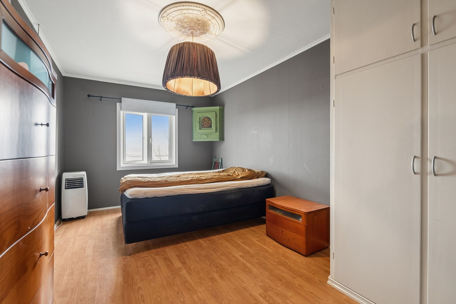 Boligen byr på to gode soverom i 1. etg., hvor hovedsoverommet er innredet med et plassbygd garderobeskap. Galleribilde