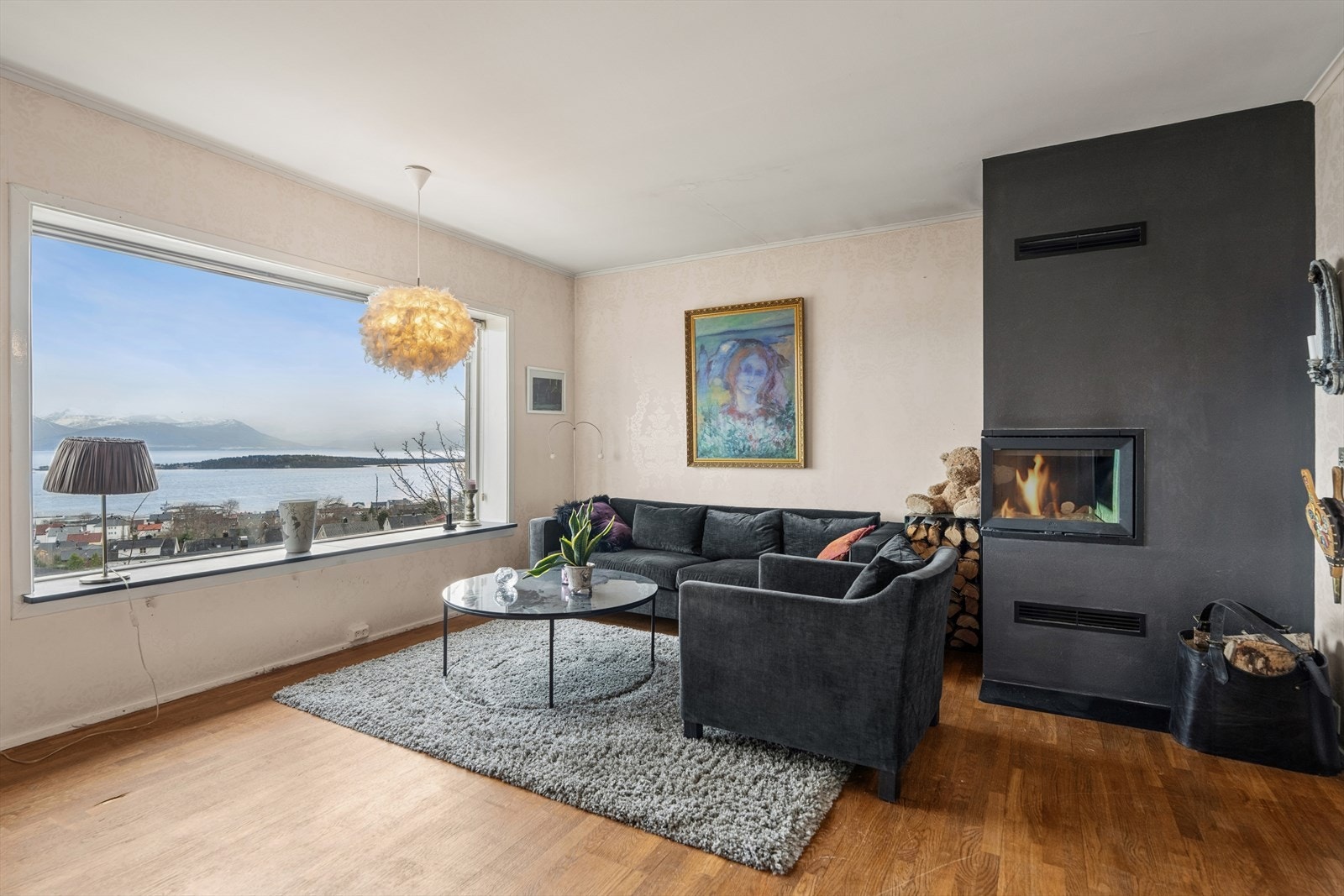 Store vindusflater og balkongdør slipper inn rikelig med naturlig lys og gir stuen en lys og luftig atmosfære. Galleribilde