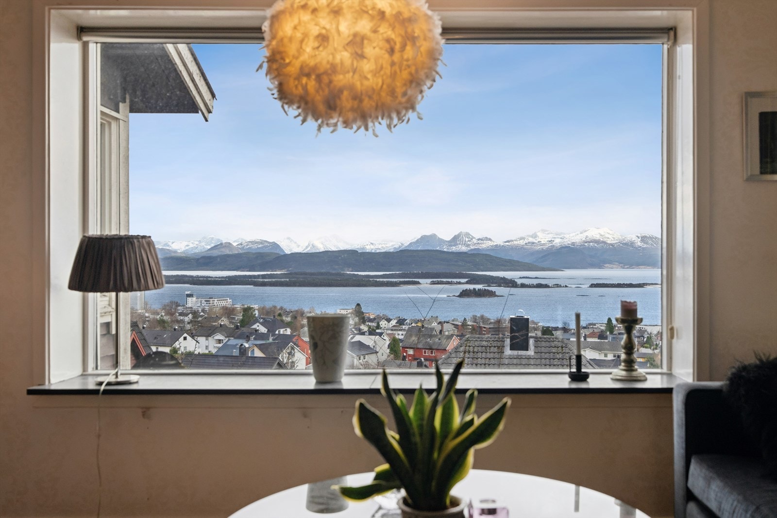 Fra stuen kan du nyte et "levende maleri" som stadig forandrer seg med årstidene. Galleribilde