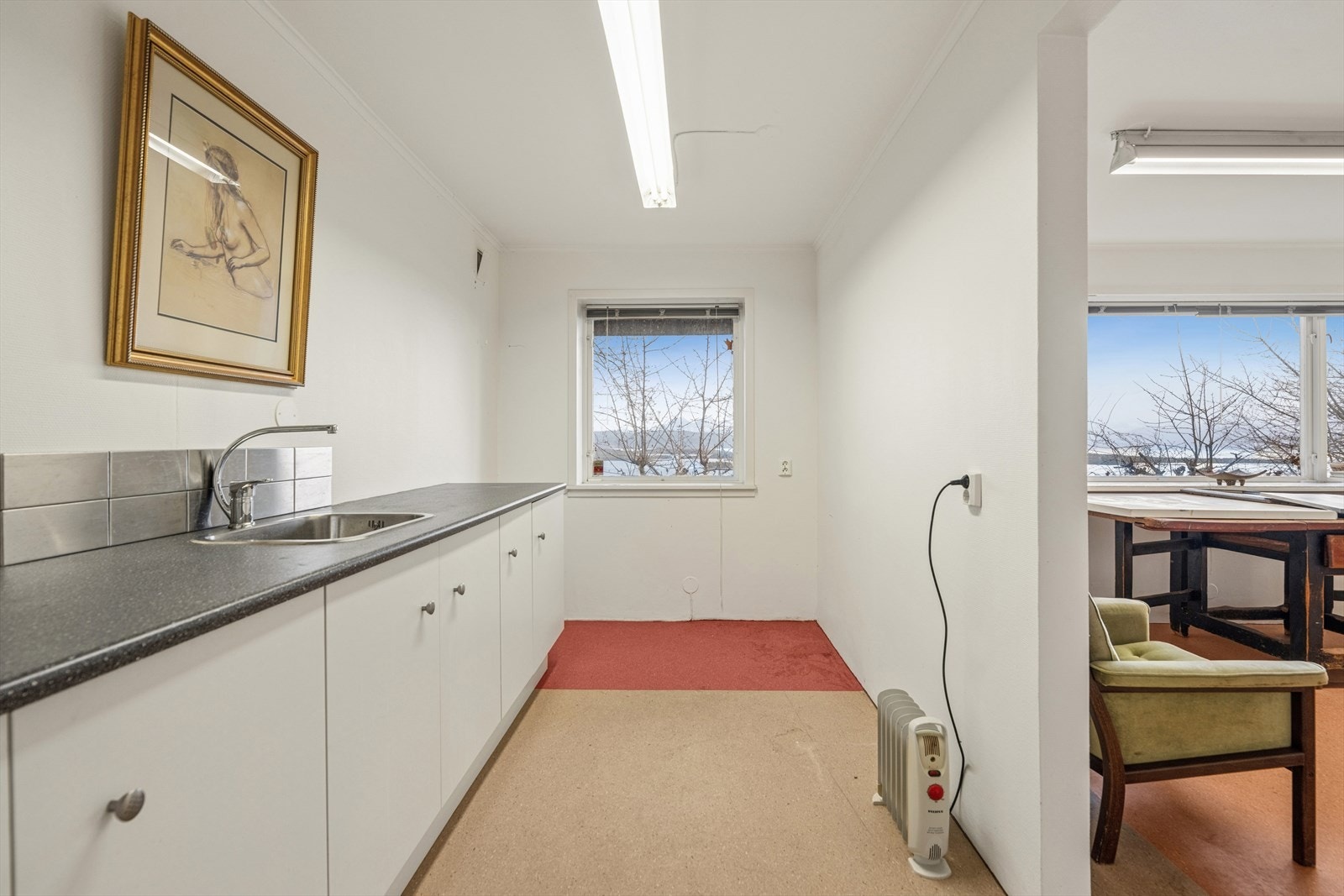 Praktisk kjøkken med delvis åpen forbindelse til stuen i underetasjen - perfekt for sosial bruk. Galleribilde