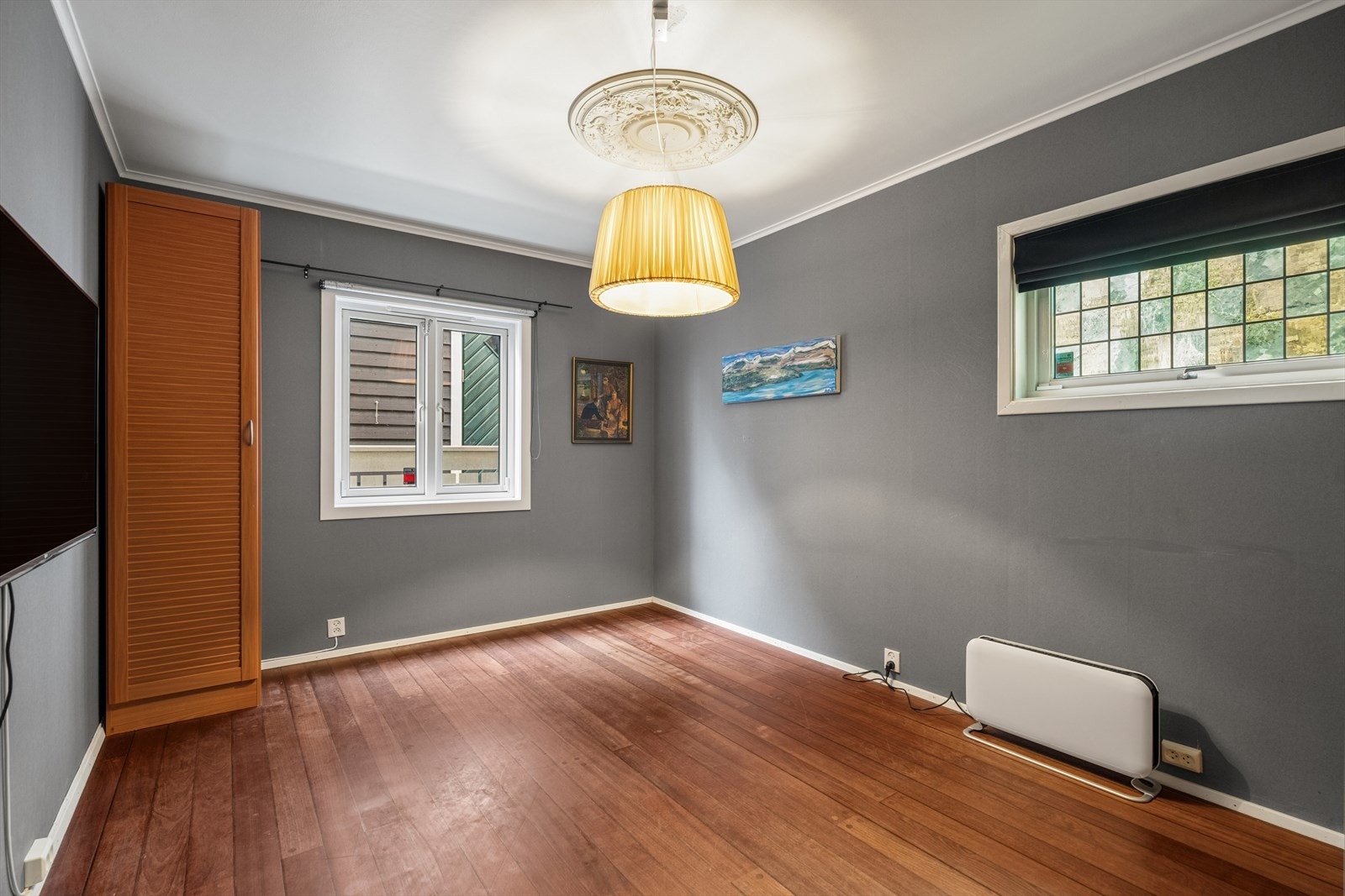 Det andre soverommet i 1. etg. egner seg godt som barnerom, gjesterom eller kontor. Galleribilde