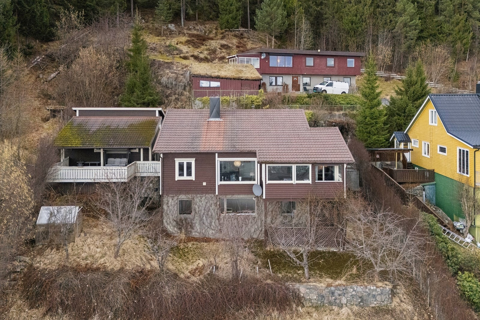 Her bor du høyt og fritt, med umiddelbar nærhet til både byens fasiliteter og flotte turområder. Fra balkongen og verandaen kan du nyte solrike dager og en utsikt som stadig forandrer seg med årstidene. Galleribilde