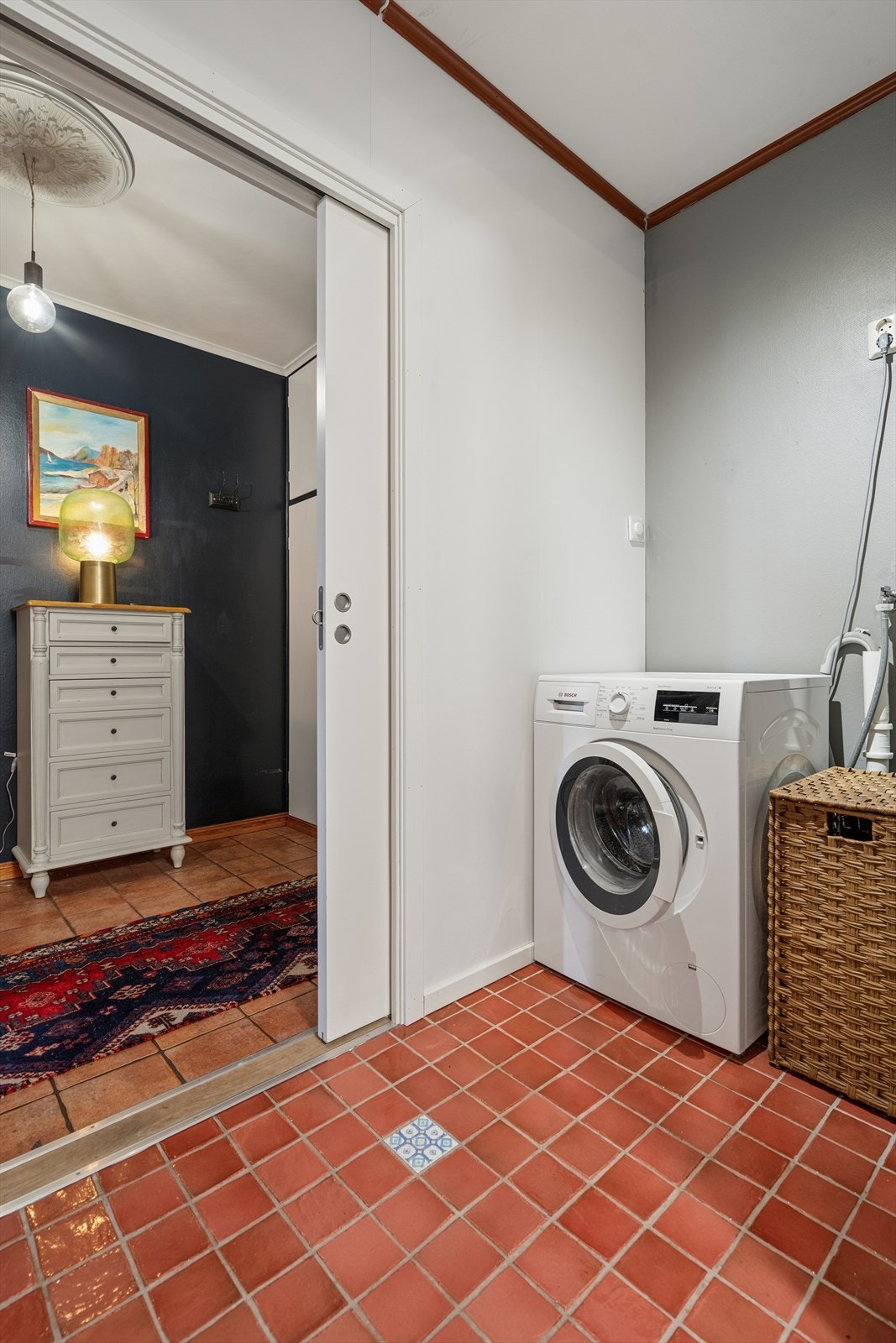 Praktisk vaskerom i 1. etg. med direkte tilgang fra badet og entréen. Vaskeromemt er opprinnelig byggemeldt som hybelkjøkken. Galleribilde