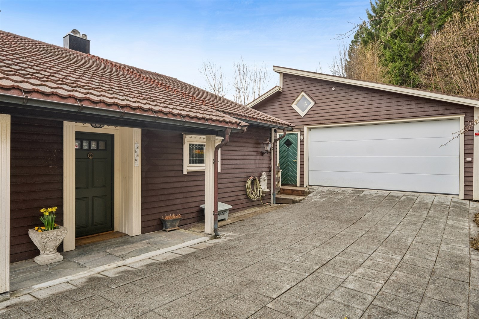 Gode parkeringsmuligheter i dobbel garasje og på tomten. Galleribilde