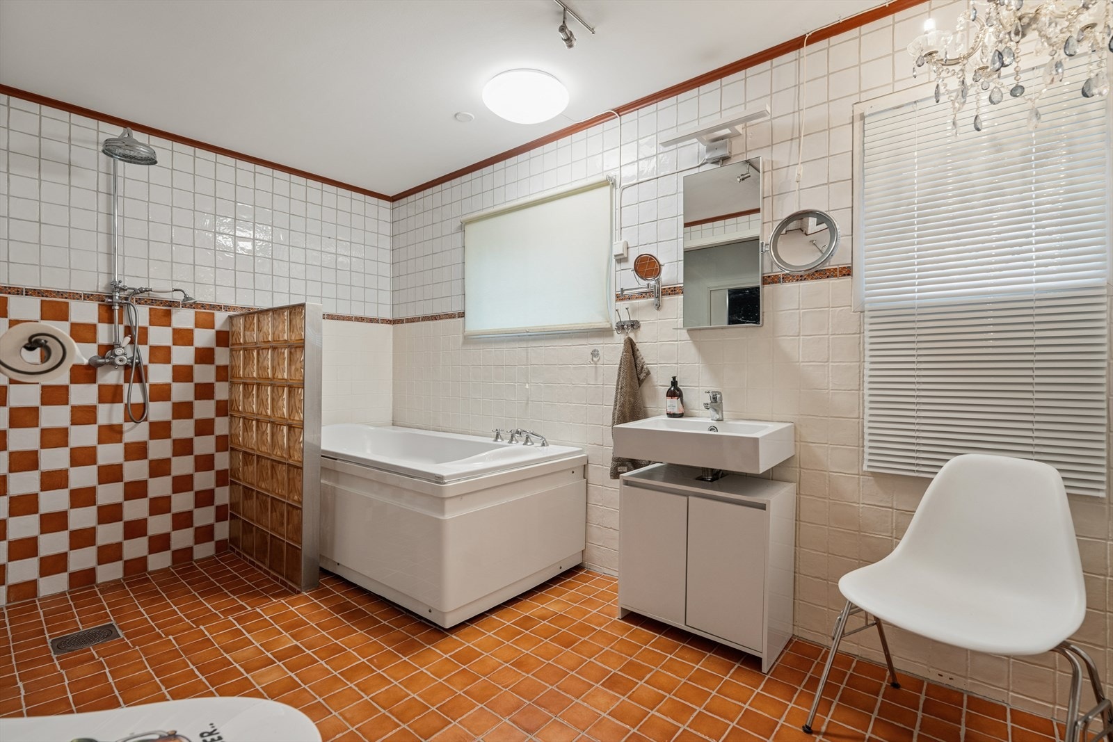 Badet i 1. etg. er innredet med gulvstående toalett, badekar, nedsenket dusjnisje, servant med
overskap. Det er varmekabler i gulv. Galleribilde