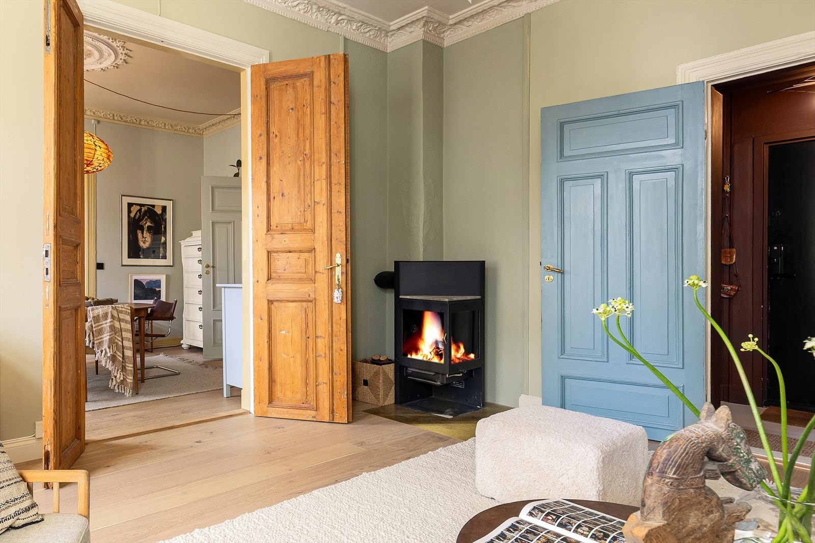 Mellom stuen og spisestuen er det original, dobbel fløydør. Galleribilde