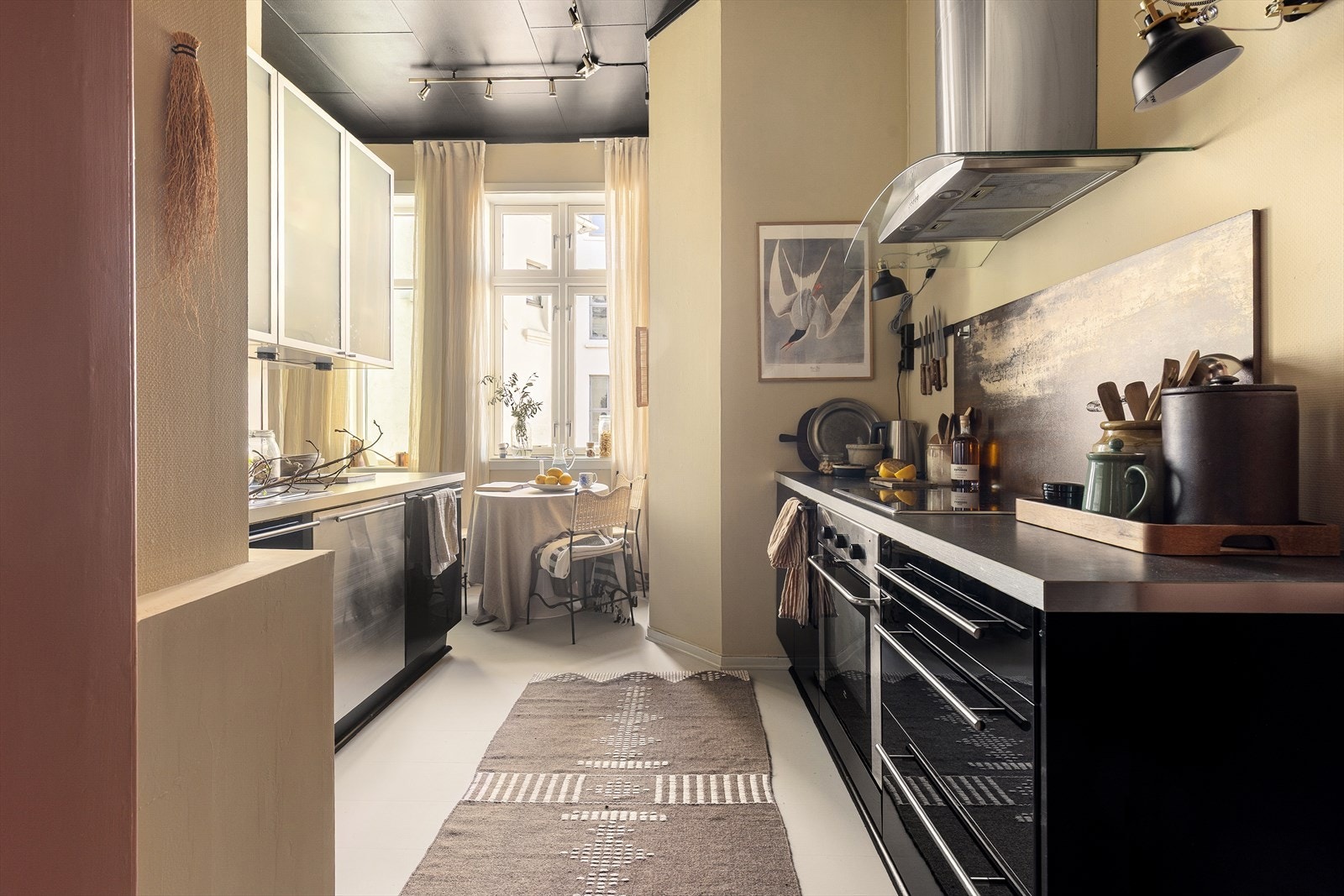 Separat kjøkken med hyggelig spiseplass. Galleribilde