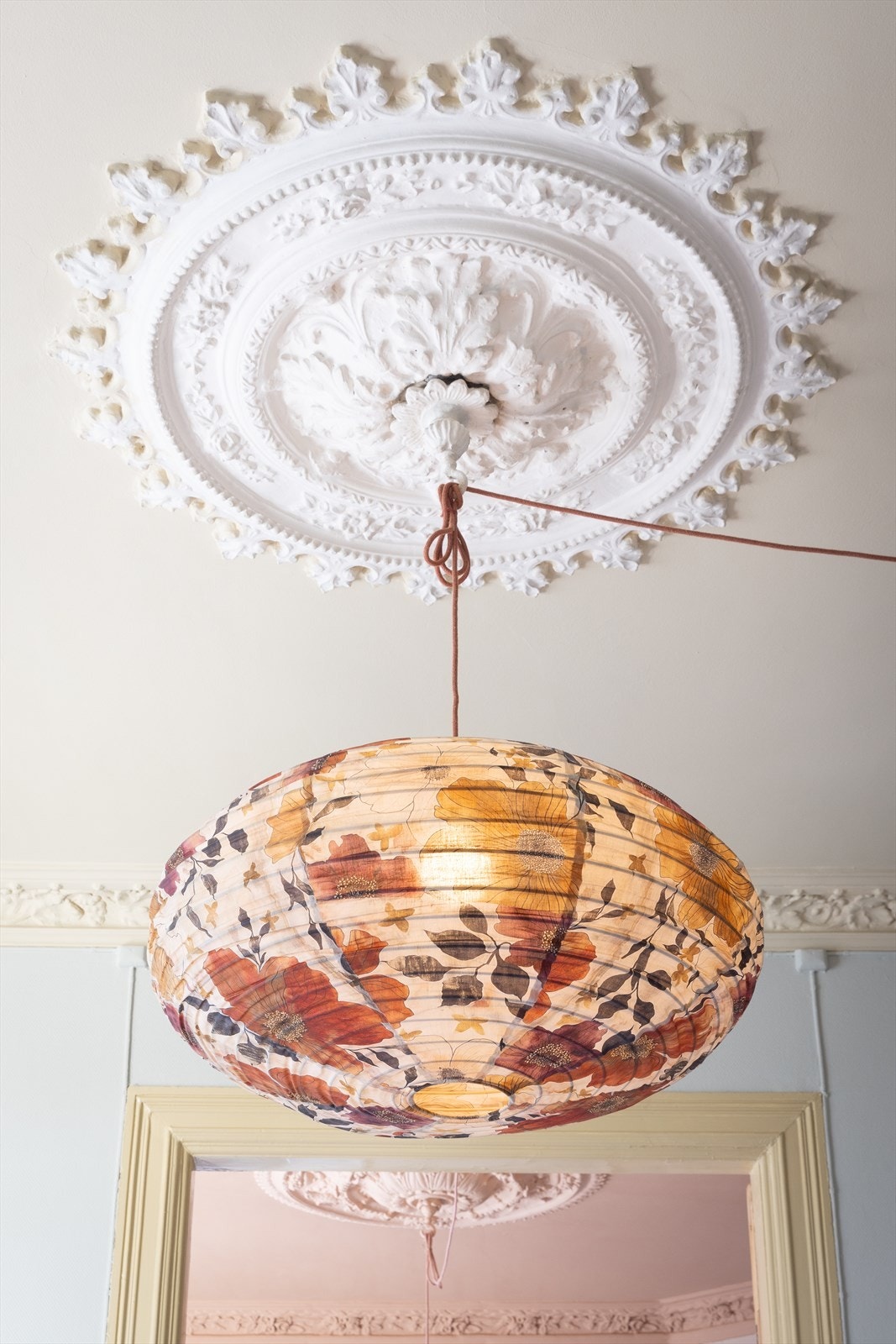 Spisestuen har rosett, stukkatur og takhøyde på over 3 meter. Galleribilde