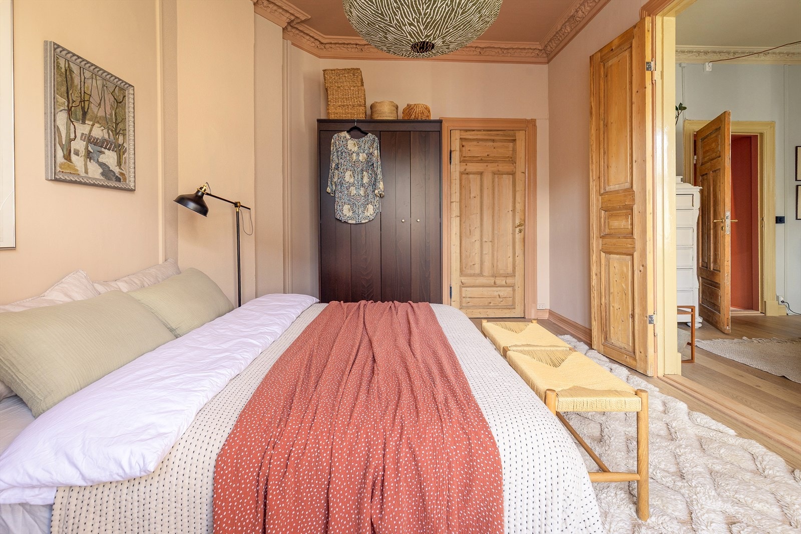 Det er plass til skap eller kommode for oppbevaring. Galleribilde