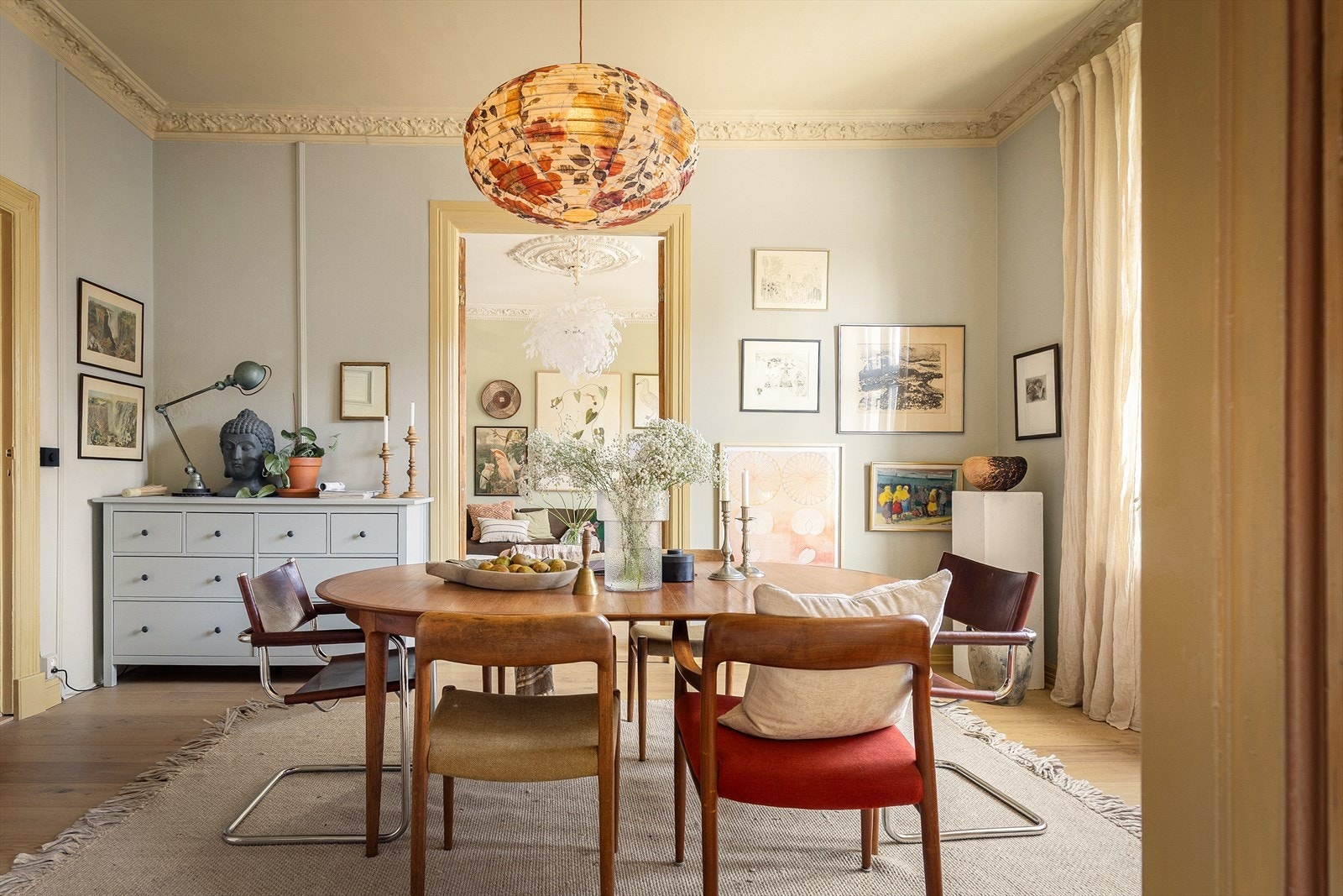 De store vindusflatene sikrer godt innslipp av naturlig lys. Galleribilde