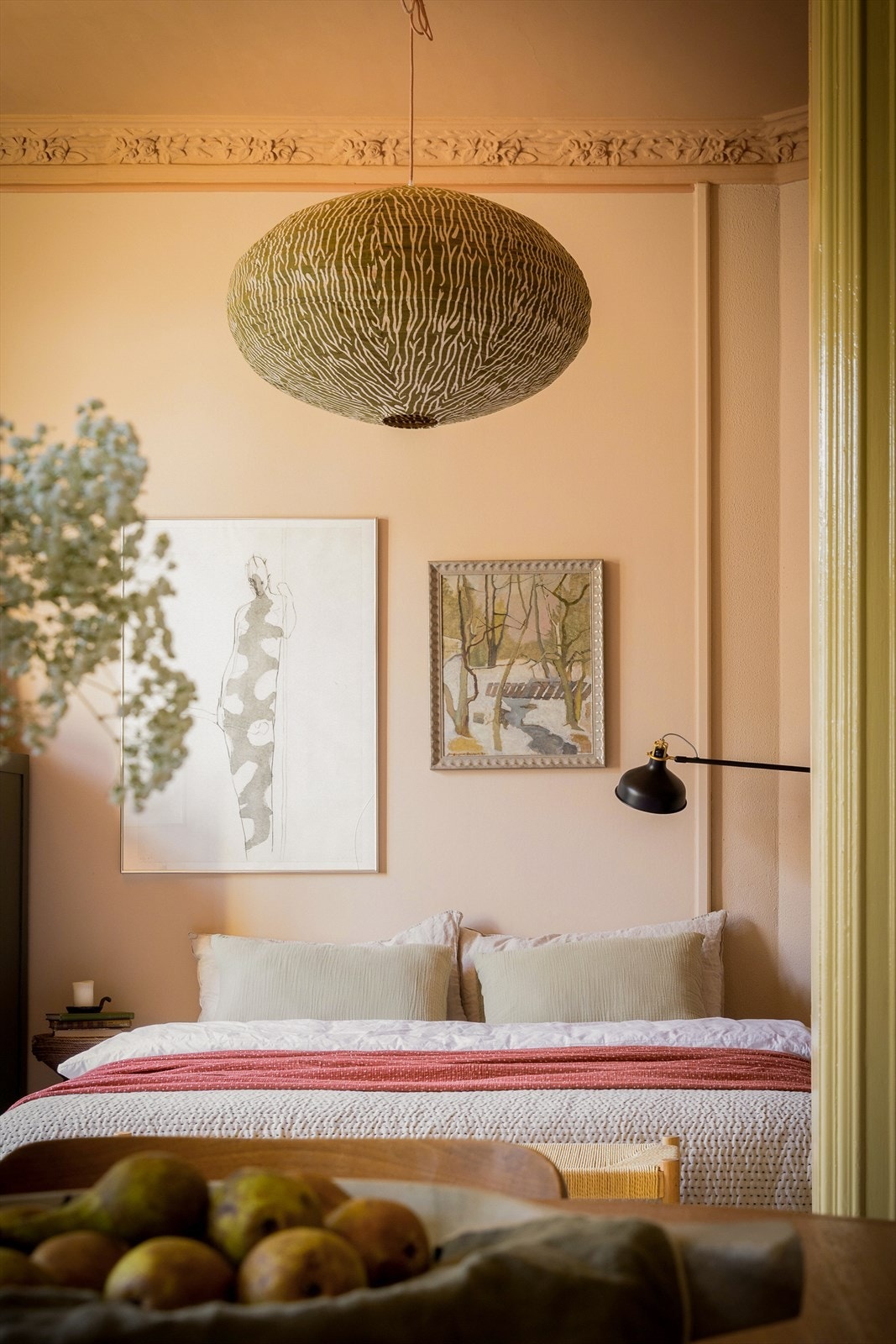 Stukkatur og rosetter er (på soverom og i spisestuen) sparket i sprekker og hull, og deretter malt med Pure & Originals kalkmaling som er egnet til denne typen tak. Galleribilde