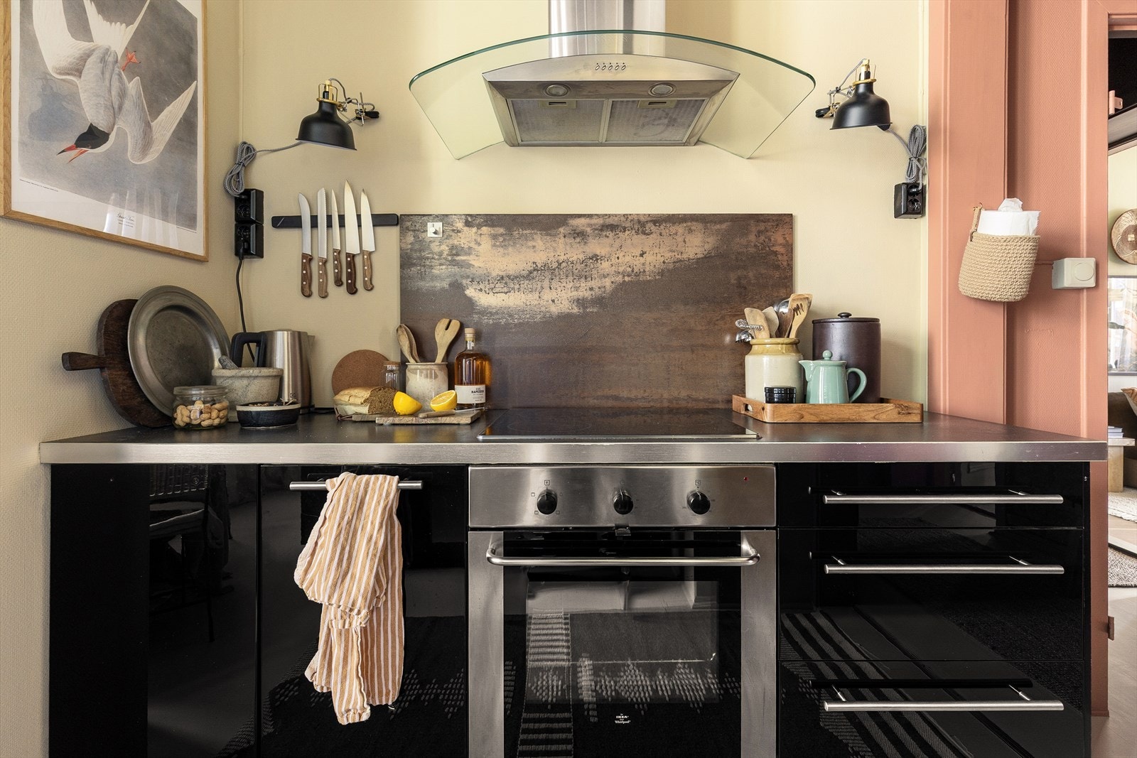 Hvitevarene består av kullfiltervifte over integrert koketopp/ovn, integrert mikrobølgeovn og integrert oppvaskmaskin. Galleribilde