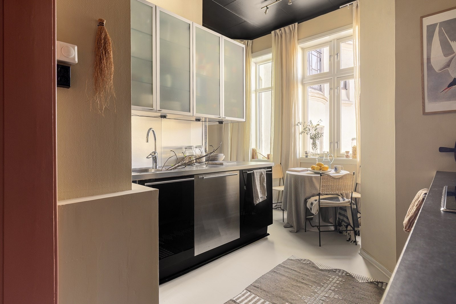 Ikea kjøkkeninnredning fra 2001 med glatte fronter, børstede stålplater over kjøkkenbenken og benkeplate i laminat. Galleribilde