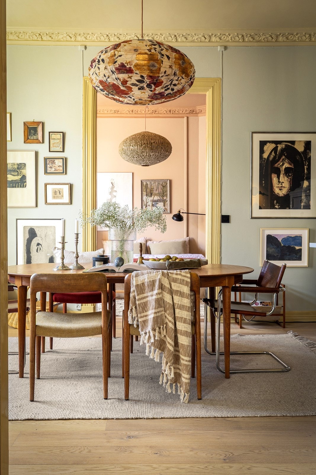 Det er etablert nye stikkontakter i himlingen i alle rom mot Bergstien, slik at man kan henge opp taklamper i kroker fra rosettene. Disse er koblet til Plejd dimmere som kan styres både manuelt og via bluetooth / Plejd-appen. Galleribilde