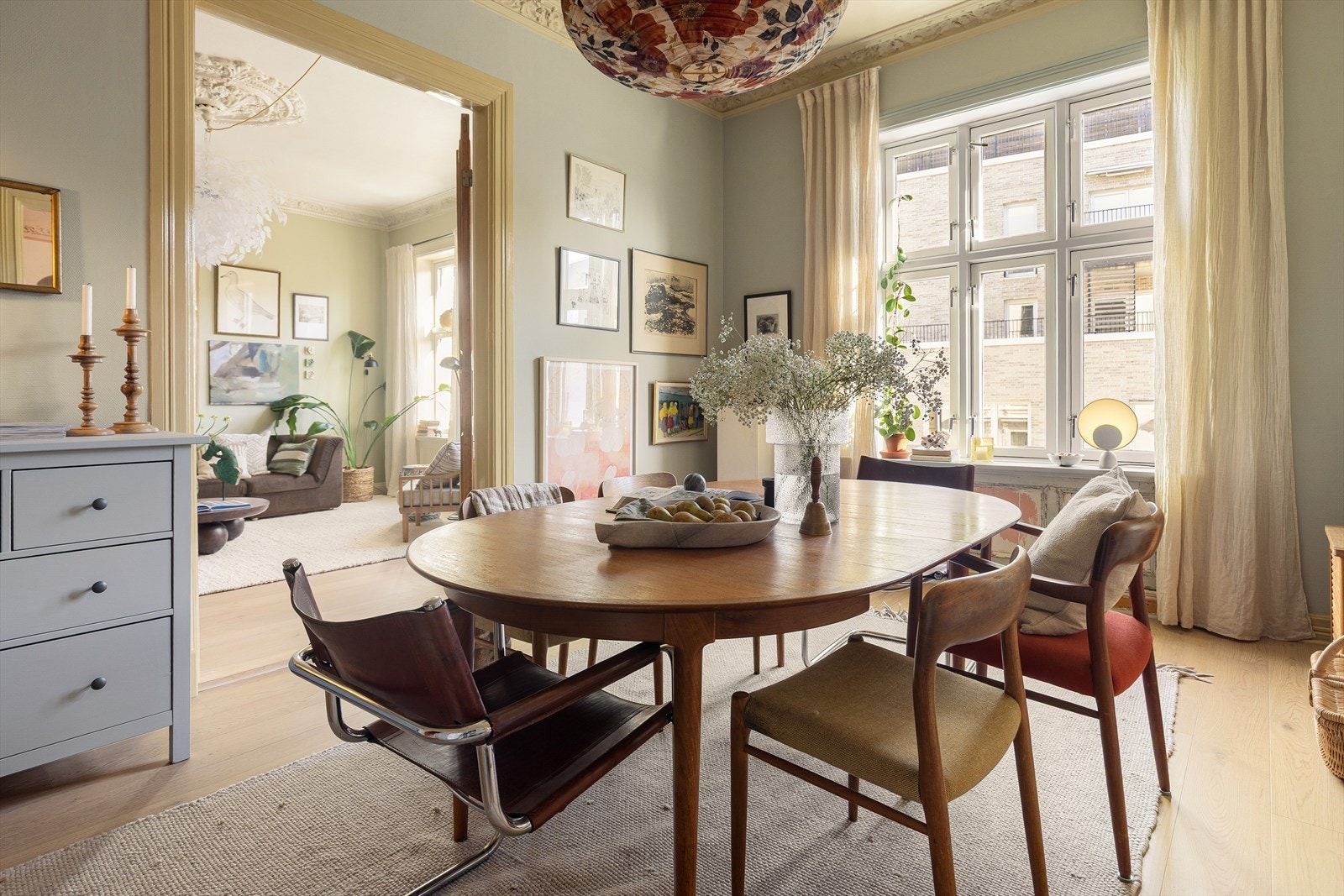 Leiligheten har en herlig, klassisk planløsning med stue, spisestue og soverom/stue på rad. Galleribilde