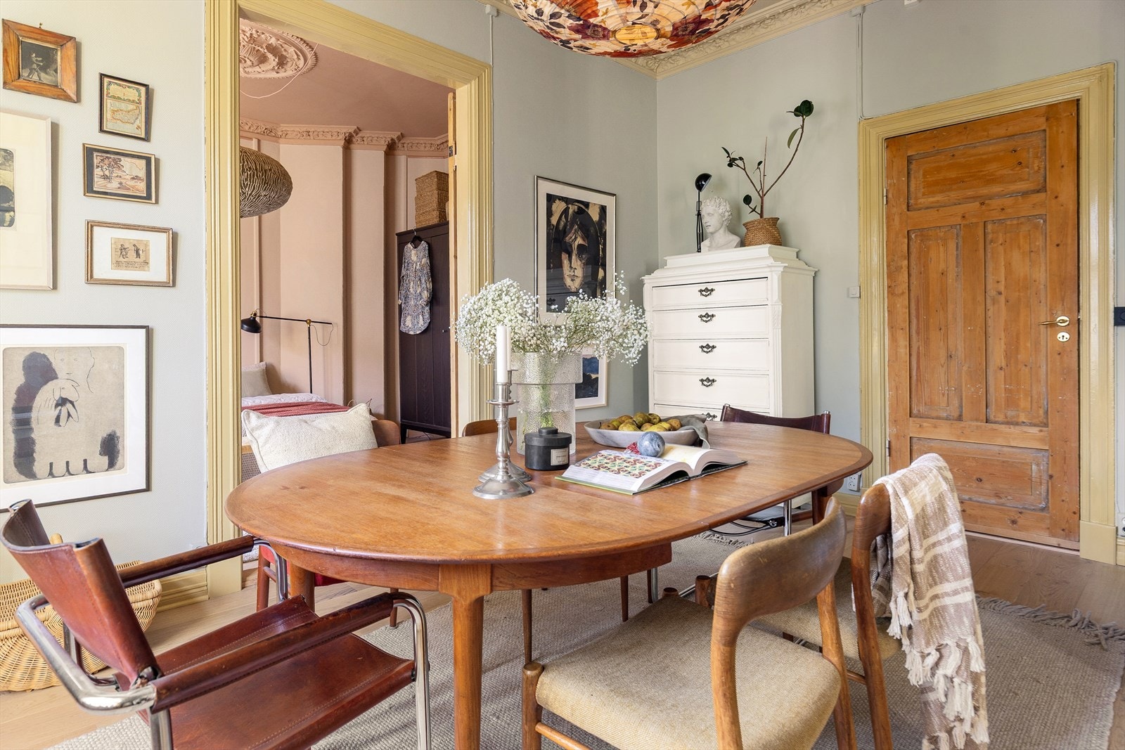 Stuene har delikate overflater med ny enstavs eikeparkett (180 mm bredde) og nymalte overflater holdt i harmoniske fargetoner. Galleribilde