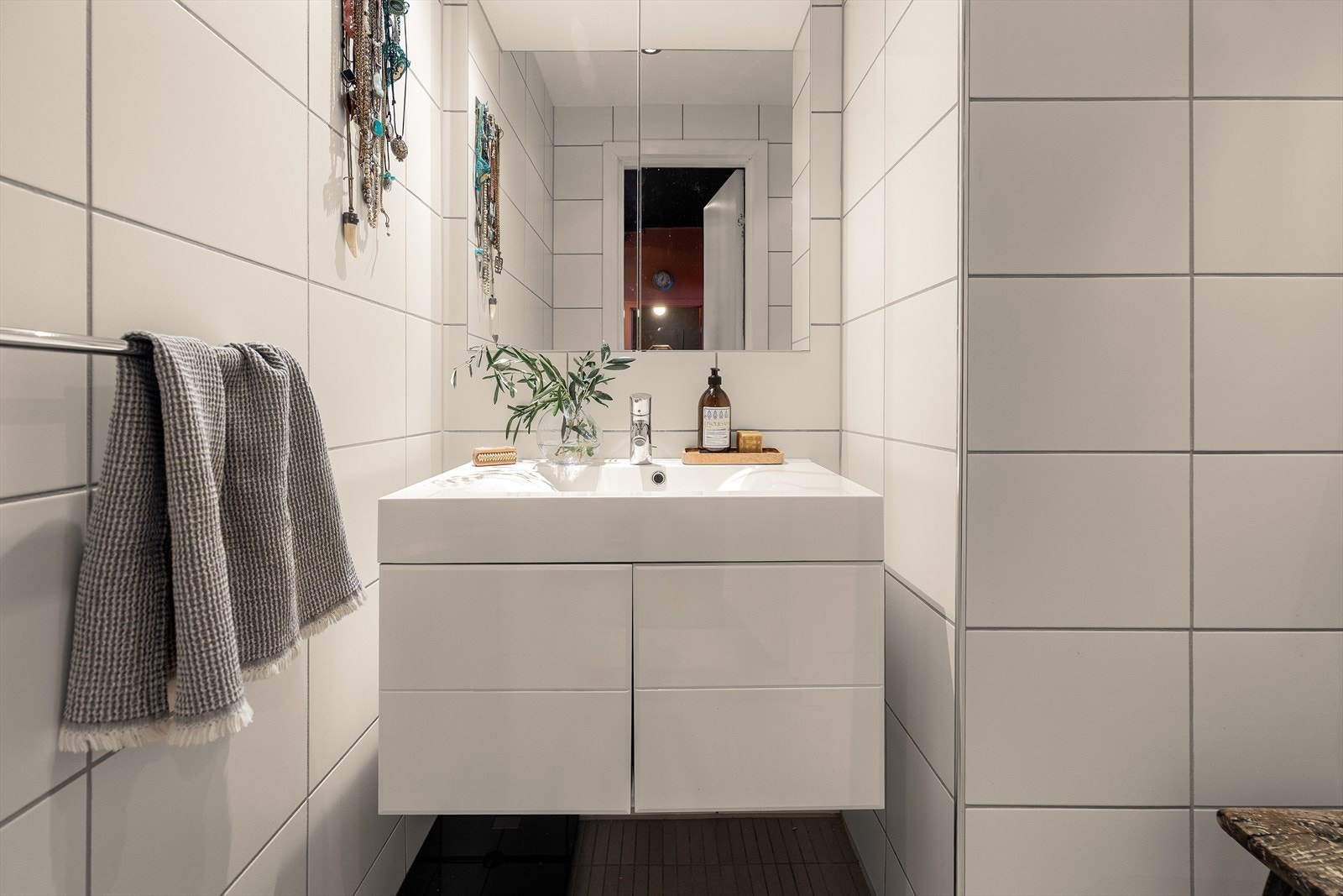 Badet har flislagte overflater, gulvvarme og downlights med dimmer i himling. Galleribilde