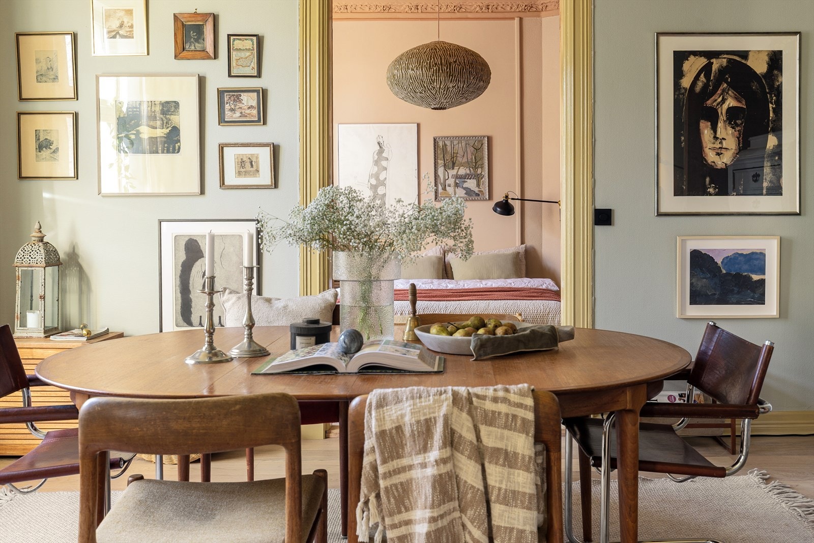 Mellomstuen er i dag innredet og brukt som spisestue. Galleribilde