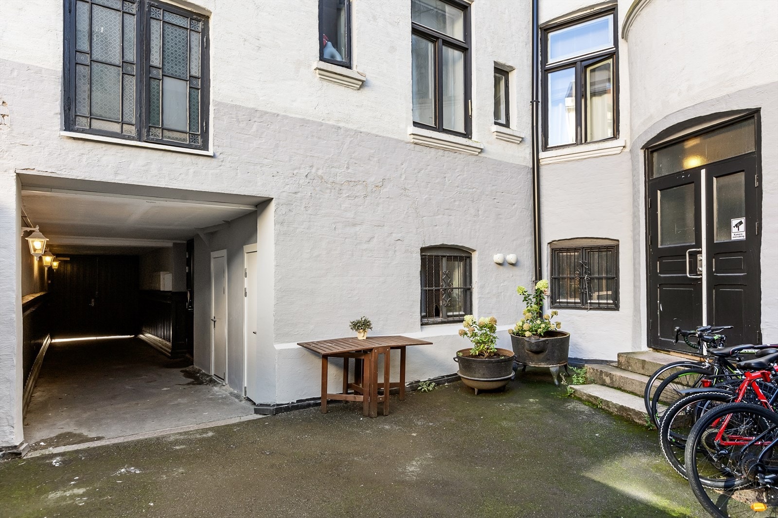 Lukket bakgård med sykkelparkering. Galleribilde