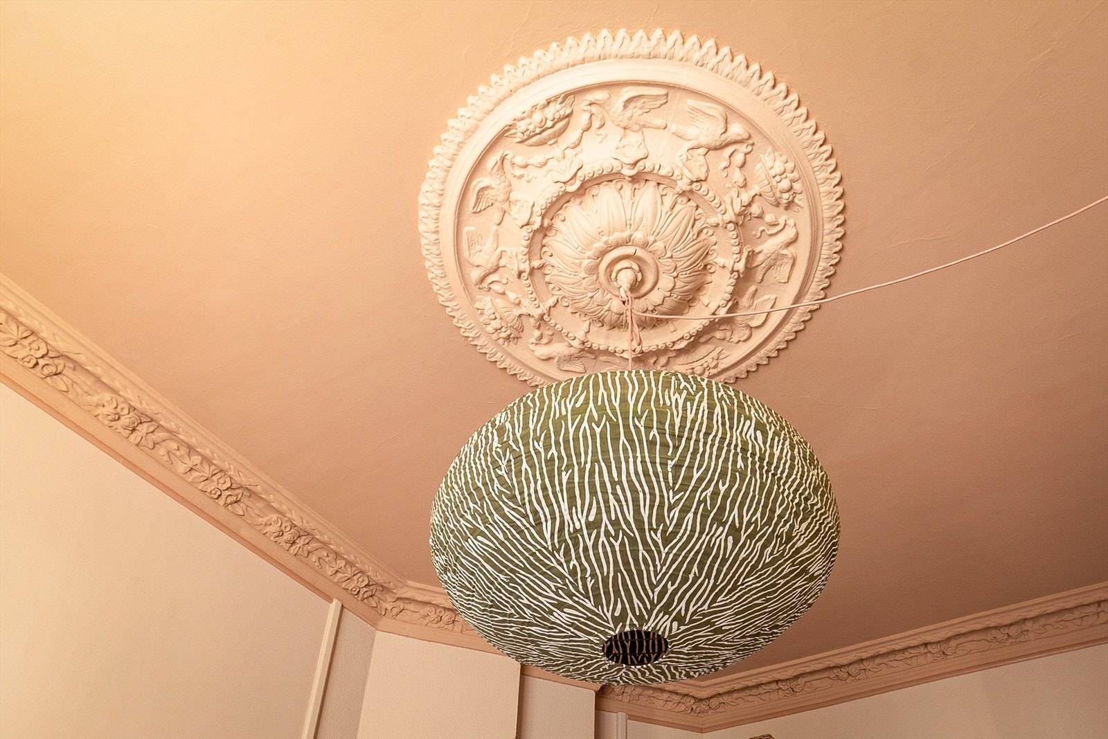 Soverommet har rosett og stukkatur. Galleribilde