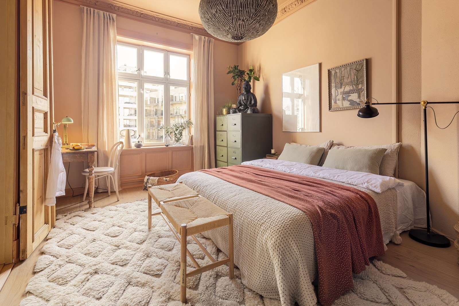 Her er det god plass til dobbeltseng med tilhørende nattbord på hver side. Galleribilde