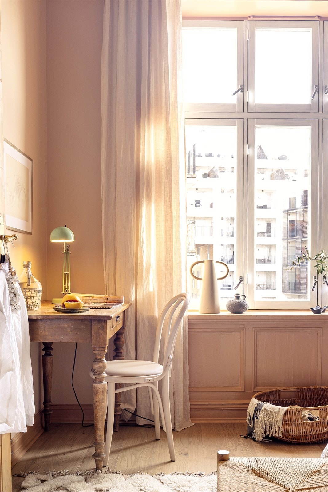 I tillegg er det plass til skrivebord ved vinduet. Galleribilde