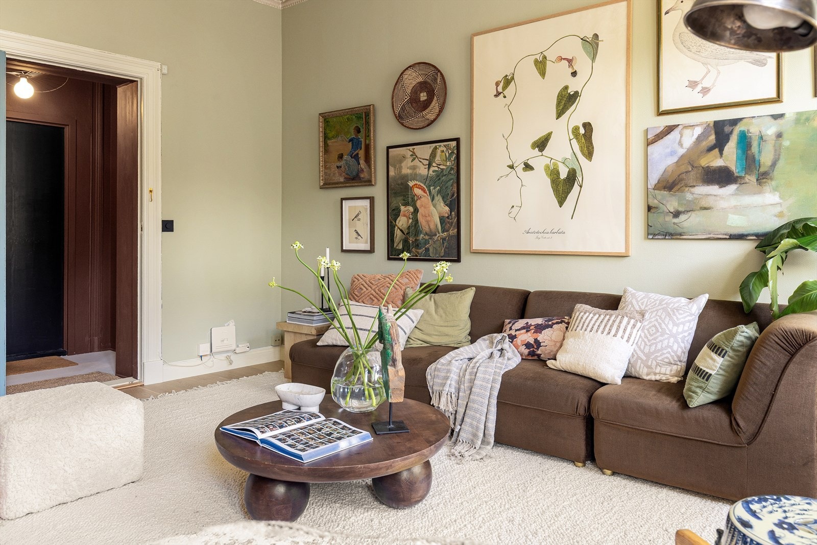 Innbydende og lys stue med god plass til stor sofagruppe, sofabord og tv-møblement. Galleribilde