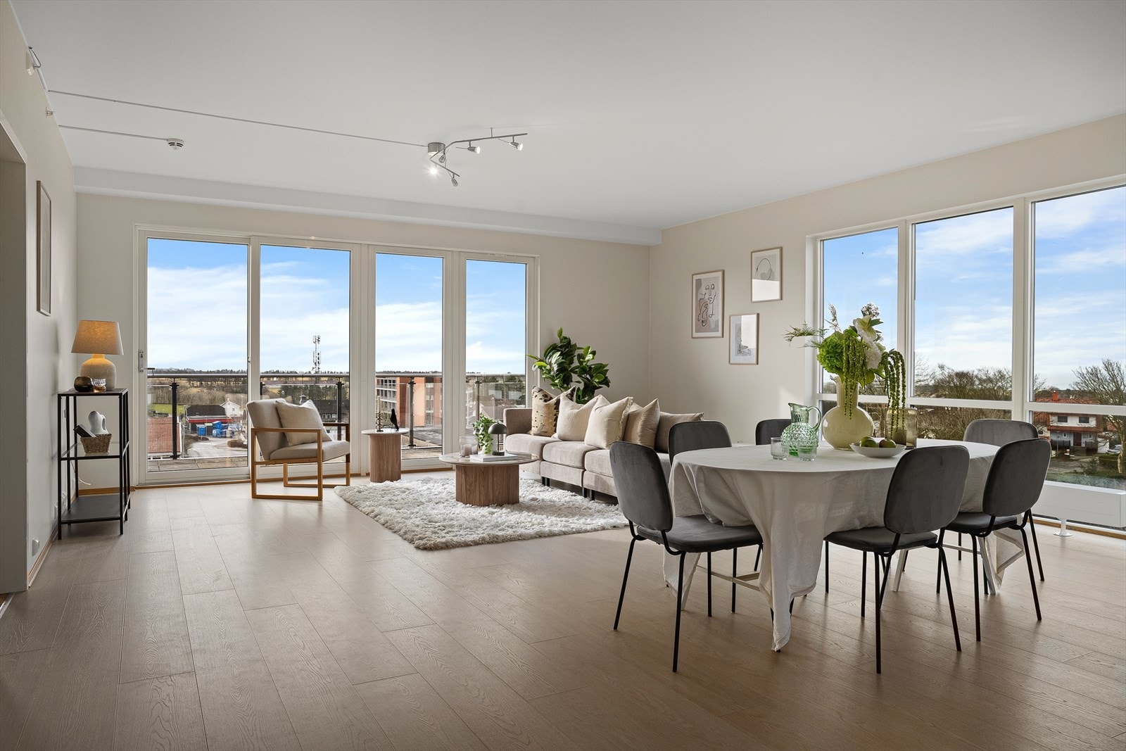 De store vinduene gir en fantastisk panoramautsikt som må oppleves for rett inntrykk. Galleribilde