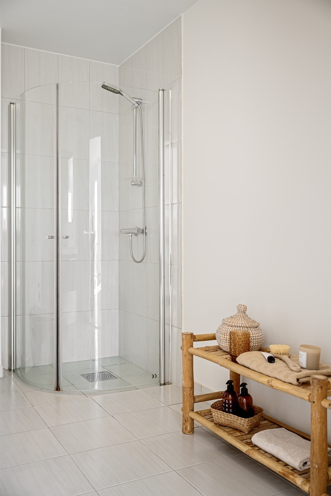 Vegger har fliser i dusj og malt glassfibervev på øvrige vegger, taket har malt slett overflate og gulvet er flislagt og har vannbåren varme Galleribilde