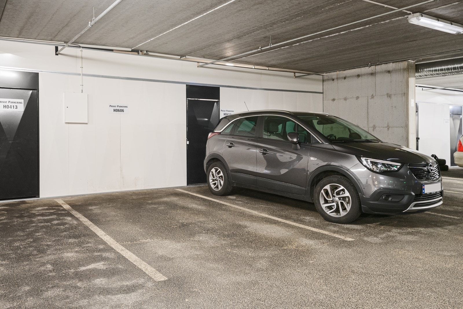 Leiligheten har tilhørende parkeringsplass i lukket garasjeanlegg, det er strøm til parkeringsplassen. Galleribilde