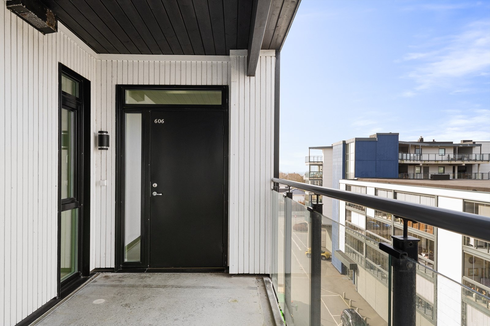 Denne flotte leiligheten finner du i 6. etasje, med kun få meter til butikk og jernbane. Galleribilde