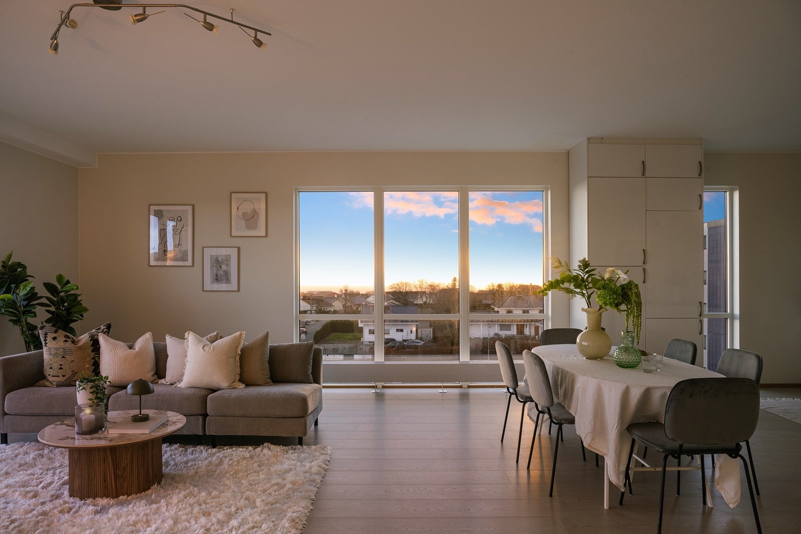 Kveldshimmelen skaper et lunt og koselig lys i stuen Galleribilde