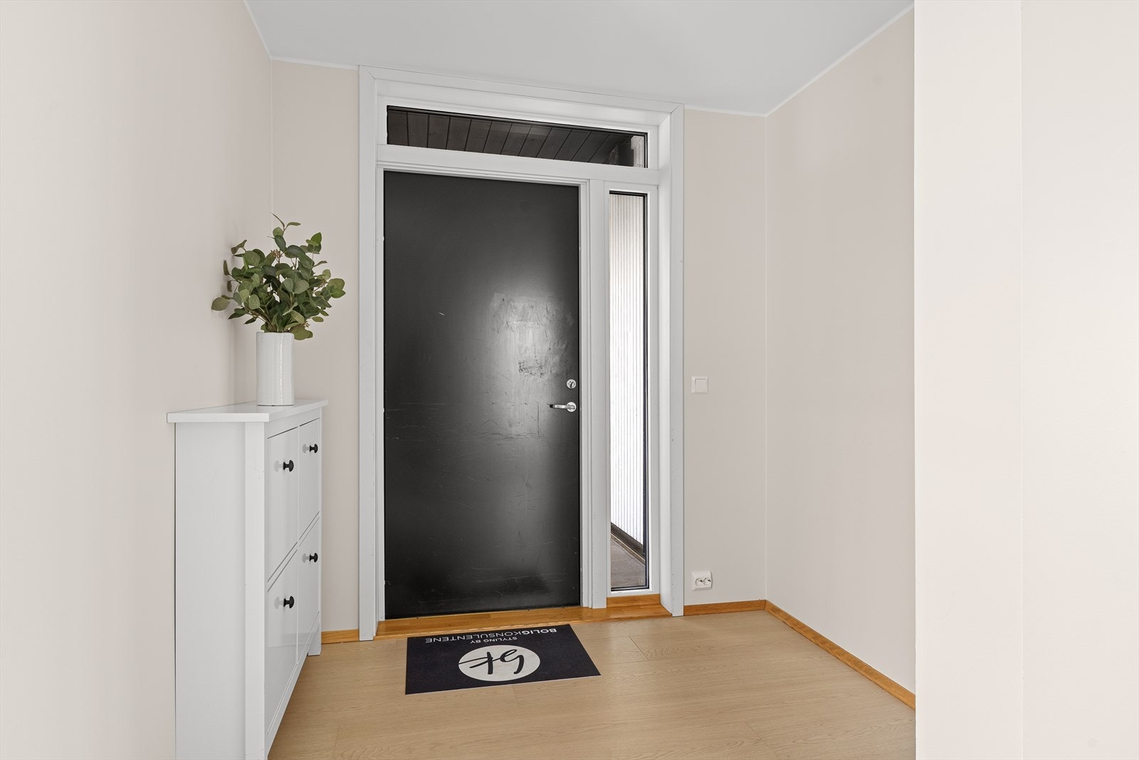Romslig entré, her er det god plass for ulike garderobeløsninger. Galleribilde