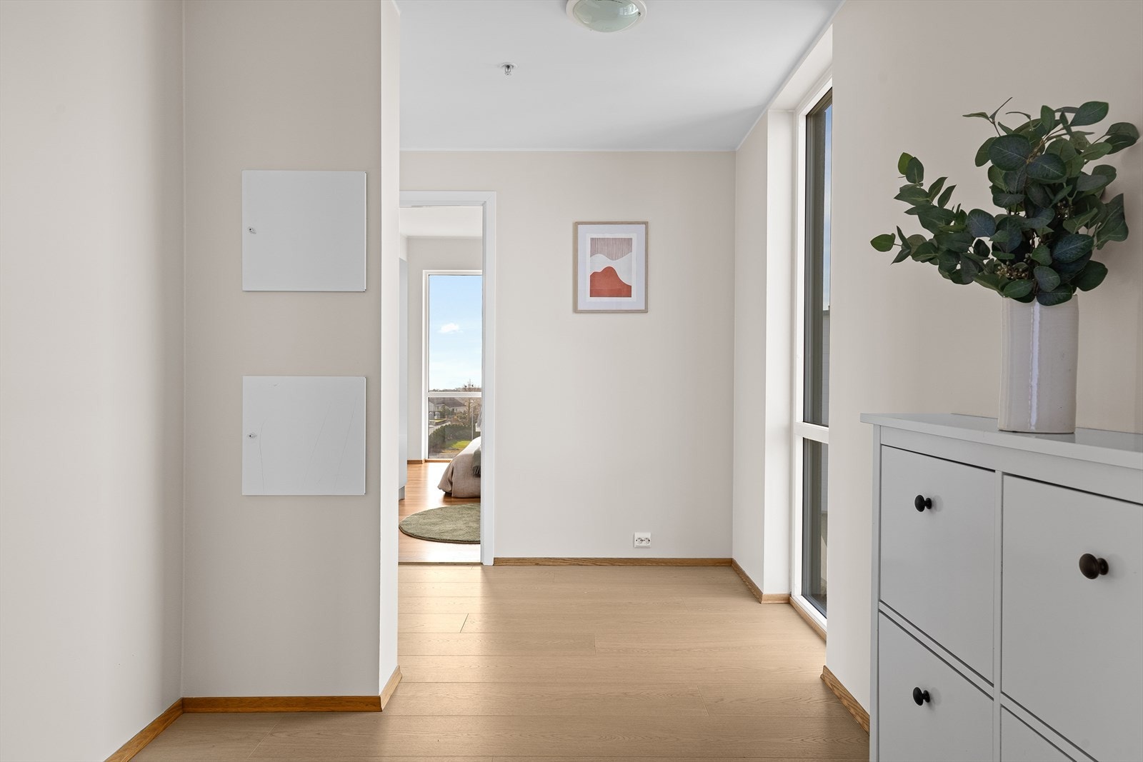 Leiligheten har flere store vinduer på tre sider, noe som skaper et fint lys i hele leiligheten Galleribilde