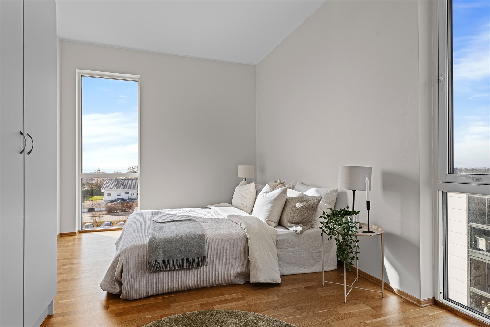 Hovedsoverommet er lyst og luftig med god plass til garderobeskap Galleribilde