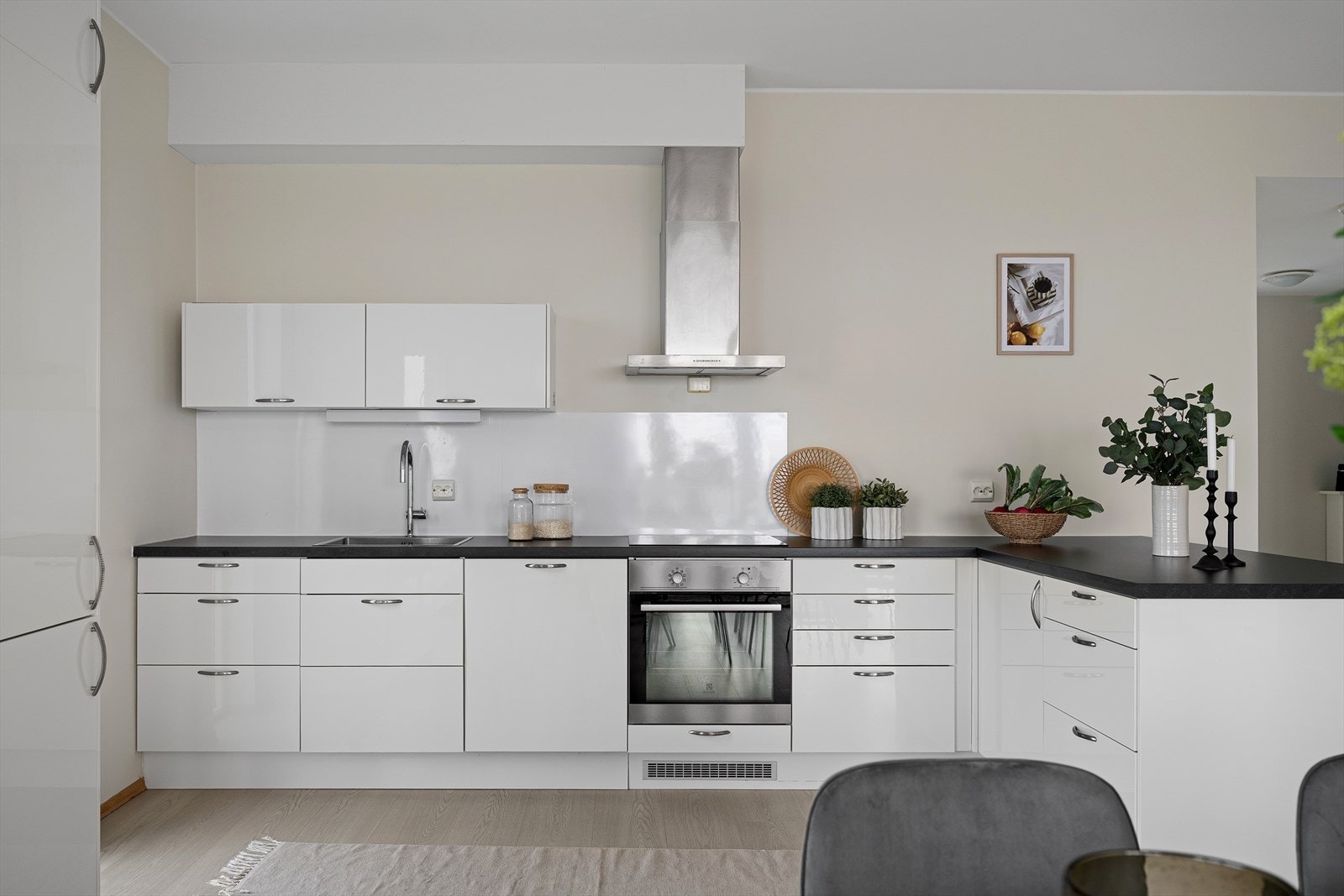 På kjøkkenet er det integrerte hvitevarer, blant annet kombinert kjøleskap og frys, stekeovn, koketopp og oppvaskmaskin som medfølger i handelen. Galleribilde